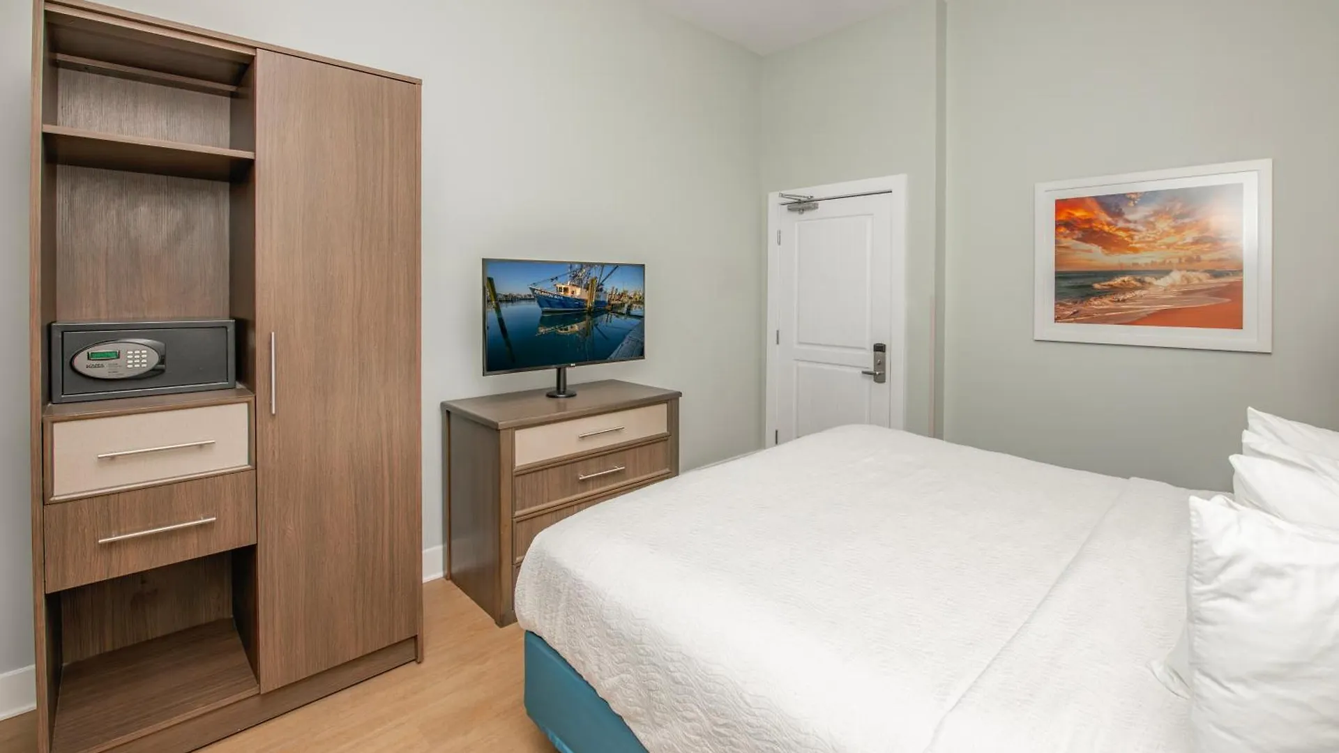 Commander Hotel & Suites Ocean City 3*,